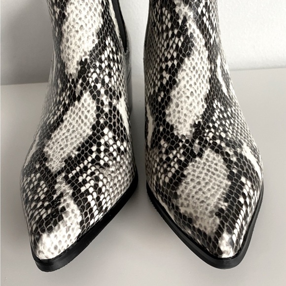 NWT Blondo Emelia Waterproof Chelsea Snakeskin Boots - Picture 6 of 10